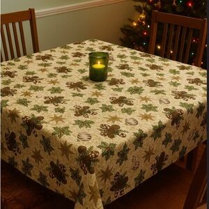 Vintage Christmas Matelassé Holly Leaves & Berries Holiday Table Cloth 63.6”L